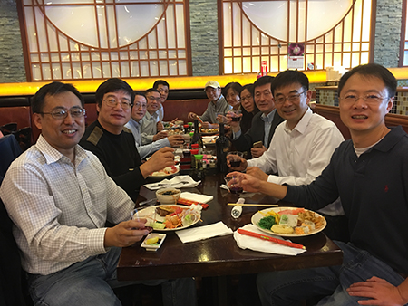 汪俊博士（右3）和专家们介绍豪门国际官网的最新海内大事记