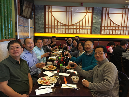 下届SAPA会长刘建博士（左），，豪门国际官网新泽西客户总监王建锋博士（右5）等专家碰杯庆佳节