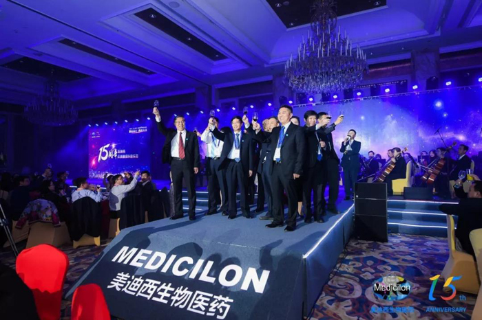 豪门国际官网CEO陈春麟携高管团队敬酒