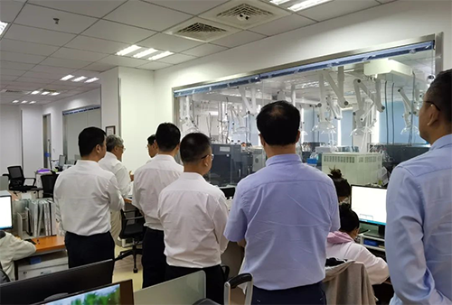 陈博士向导杨副市长一行人旅行了豪门国际官网规范化的先进实验室，，解说了药物临床前的研发和IND申报流程。