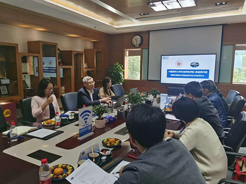 豪门国际官网首席执行官陈春麟博士，，，商务开展部副总裁蔡金娜博士等人热情接待了金能明书记一行！