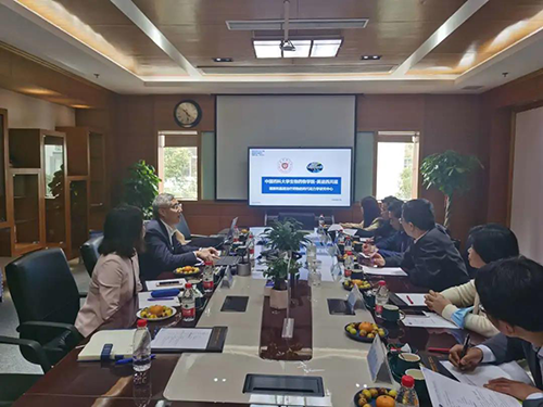 豪门国际官网首席执行官陈春麟博士，，，商务开展部副总裁蔡金娜博士等人热情接待了金能明书记一行！