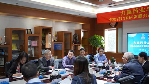 豪门国际官网首创人&CEO陈春麟博士、化学部与生物部高级副总裁任峰博士、药代动力学与生物剖析部副总裁辛保民博士、商务开展部副总裁蔡金娜博士等出席签约仪式。