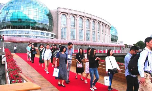 晚宴伊始，，前来加入晚宴的嘉宾们纷纷踏上红毯，，前往码头